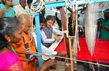 Thiru. R.N. Ravi, Hon’ble Governor of Tamil Nadu, visited the exhibition of various handloom weavers, he operated the Handloom machine and praised the weavers for their exeptional skill, at the Awarding Ceremony of Best Handloom Weavers – 2024, at Mecheri, Salem District - 15.10.2024.