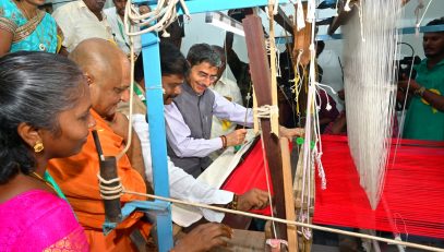 Thiru. R.N. Ravi, Hon’ble Governor of Tamil Nadu, visited the exhibition of various handloom weavers, he operated the Handloom machine and praised the weavers for their exeptional skill, at the Awarding Ceremony of Best Handloom Weavers – 2024, at Mecheri, Salem District - 15.10.2024.