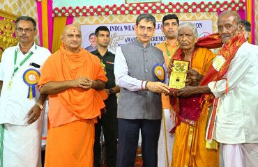 Thiru. R.N. Ravi, Hon’ble Governor of Tamil Nadu, participated as chief guest and felicitated the Best Handloom Weavers at the Awarding Ceremony of Best Handloom Weavers - 2024 at Sri Sumangali Tirumana Mandapam, Mecheri , Salem District - 15.10.2024.