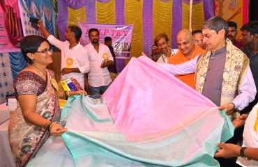 Thiru. R.N. Ravi, Hon’ble Governor of Tamil Nadu, visited the exhibition of various handloom weavers and praised the weavers for their exeptional skill at the Awarding Ceremony of Best Handloom Weavers - 2024 at Mecheri, Salem District - 15.10.2024.