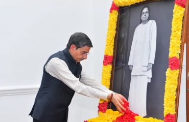 Hon'ble Governor of Tamil Nadu paid floral tribute to the portrait of freedom fighter Pasumpon Muthuramalinga Thevar on the occasion of his birth anniversary and Guru Pooja at Raj Bhavan, Chennai - 30.10.2024