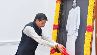 Hon'ble Governor of Tamil Nadu paid floral tribute to the portrait of freedom fighter Pasumpon Muthuramalinga Thevar on the occasion of his birth anniversary and Guru Pooja at Raj Bhavan, Chennai - 30.10.2024