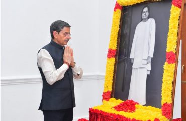 Hon'ble Governor of Tamil Nadu paid floral tribute to the portrait of freedom fighter Pasumpon Muthuramalinga Thevar on the occasion of his birth anniversary and Guru Pooja at Raj Bhavan, Chennai - 30.10.2024