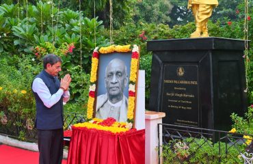Thiru.R.N.Ravi, Hon'ble Governor of Tamil Nadu, paid floral tributes to the portrait of Sardar Vallabhbhai Patel on his 149th Birth Anniversary celebrated as 'National Unity Day' at Raj Bhavan, Chennai - 31.10.2024