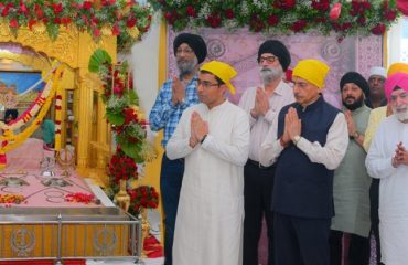 On the auspicious occasion of the Parkash Purab of Guru Nanak Dev Ji, Thiru. R.N. Ravi, Hon'ble Governor of Tamil Nadu joined other devotees in the Kirtans and paid obeisance at Sri Guru Nanak Sat Sangh Sabha, T. Nagar, Chennai - 15.11.2024.