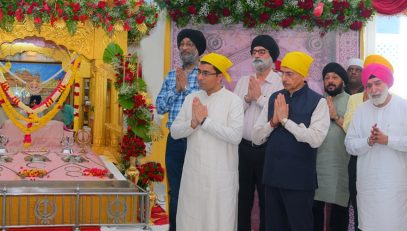 On the auspicious occasion of the Parkash Purab of Guru Nanak Dev Ji, Thiru. R.N. Ravi, Hon'ble Governor of Tamil Nadu joined other devotees in the Kirtans and paid obeisance at Sri Guru Nanak Sat Sangh Sabha, T. Nagar, Chennai - 15.11.2024.