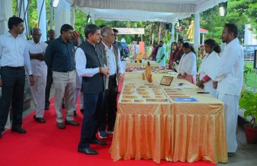 Thiru. R.N. Ravi, Hon'ble Governor of Tamil Nadu, visited the stalls exhibiting various Tribal products at the 'Tribals' Pride Day and Jharkhand State Foundation Day' Celebration held at Raj Bhavan's Bharathiar Mandapam, Chennai - 15.11.2024.