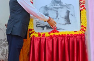 Thiru. R.N. Ravi, Hon'ble Governor of Tamil Nadu, paid floral tributes to the portrait of Freedom Fighter Bhagwan Birsa Munda at 'Tribals' Pride Day and Jharkhand State Foundation Day' Celebration at Raj Bhavan's Bharathiar Mandapam, Chennai - 15.11.2024.