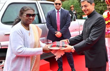 Smt. Droupadi Murmu, Hon'ble President of India, was warmly received by Thiru. R.N. Ravi, Hon'ble Governor of Tamil Nadu, at Raj Bhavan, Udhagamandalam, Nilgiris District - 27.11.2024. The Hon'ble President is on a four-day tour to Tamil Nadu.