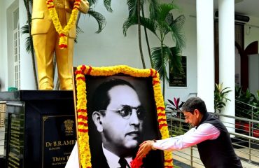 Thiru. R.N. Ravi, Hon'ble Governor of Tamil Nadu, paid floral tributes to the portrait of Bharat Ratna Dr. B.R. Ambedkar on the occasion of his 69th Memorial Day at Raj Bhavan, Chennai - 06.12.2024.