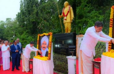 Thiru. R.N. Ravi, Hon'ble Governor of Tamil Nadu paid floral tributes to the portrait of Mahakavi Subramania Bharathiar on the celebration of his 143rd birth anniversary at Bharathiar Statue, Raj Bhavan, Chennai - 11.12.2024.