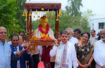 Thiru. R.N. Ravi, Hon'ble Governor of Tamil Nadu flagged off the Jathi Pallakku of Mahakavi Subramania Bharathiar on the celebration of his 143rd birth anniversary at Bharathiar Statue, Raj Bhavan, Chennai and lifted the palanquin on his shoulder for procession towards Arulmigu Sri Parthasarathy Swamy Temple, Triplicane, Chennai - 11.12.2024.