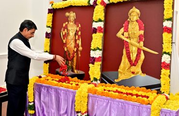 Thiru. R.N.Ravi, Hon’ble Governor of Tamil Nadu, paid floral tribute to the portraits of Veeramangai Velu Nachiyar and Veerapandia Kattabomman on the occasion of their birth anniversary at Raj Bhavan, Chennai - 03.01.2025.
