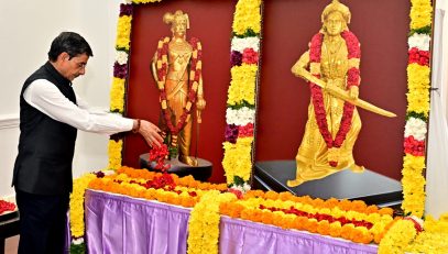 Thiru. R.N.Ravi, Hon’ble Governor of Tamil Nadu, paid floral tribute to the portraits of Veeramangai Velu Nachiyar and Veerapandia Kattabomman on the occasion of their birth anniversary at Raj Bhavan, Chennai - 03.01.2025.