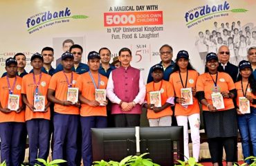 Thiru. R.N.Ravi, Hon’ble Governor of Tamil Nadu, interacted with 5000 school children, presenting them with copies of 'Exam Warrior', authored by Thiru. Narendra Modi, Hon’ble Prime Minister of India, as a lifetime guide during the flagging-off for their trip to VGP Universal Kingdom, organized by the RYA Metro Food Bank at Raj Bhavan, Chennai - 05.01.2025.