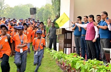 Thiru. R.N.Ravi, Hon’ble Governor of Tamil Nadu, interacted with 5000 school children and flagged off their visit to VGP Universal Kingdom theme park, an initiative of Rajasthan Youth Assotiation (NGO), at Raj Bhavan, Chennai on 05.01.2025. Hon’ble Governor presented 'Exam Warrior,' book authored by Thiru. Narendra Modi, Hon’ble Prime Minister of India, to all of them as a lifetime guide.