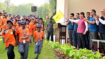 Thiru. R.N.Ravi, Hon’ble Governor of Tamil Nadu, interacted with 5000 school children and flagged off their visit to VGP Universal Kingdom theme park, an initiative of Rajasthan Youth Assotiation (NGO), at Raj Bhavan, Chennai on 05.01.2025. Hon’ble Governor presented 'Exam Warrior,' book authored by Thiru. Narendra Modi, Hon’ble Prime Minister of India, to all of them as a lifetime guide.