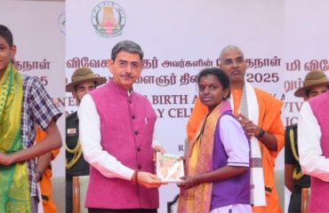 Thiru. R.N.Ravi, Hon'ble Governor of Tamil Nadu, felicitated the student speakers at Birth anniversary of Swami Vivekananda and National Youth Day celebration organised at Bharathiar Mandapam, Raj Bhavan, Chennai - 12.01.2025.