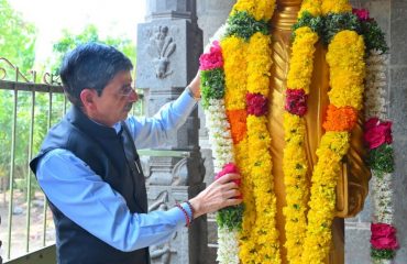 Thiru. R.N. Ravi, Hon'ble Governor of Tamil Nadu, paid floral tributes to Dhavathiru Sri La Sri A.S. Swamy Sahajanandhar Adigalar at his Samadhi on the occasion of his 135th birth anniversary, at Nandhanar Madam, Omakkulam, Chidhambaram - 27.01.2025.