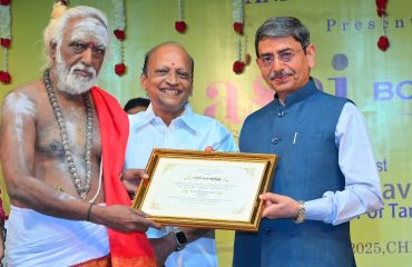 Thiru. R.N. Ravi, Hon'ble Governor of Tamil Nadu felicitated the Sivachariars who performed rituals for Kashi Kumbhabhishekam at the Book launch of 'Kashi Kumbabishekam' authored by Thiru. Subbusundaram at Bharatiya Vidya Bhavan, Mylapore, Chennai - 29.01.2025. Thiru. Gurumurthy, Editor, Thuglak, Prof.V. Kamakoti, Director, IIT-Madras, Thiru. AR.L. Sundaresan, Additional Solicitor General, High Court of Madras and other dignitaries were present.