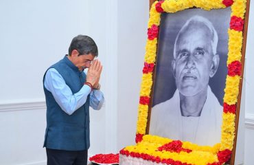 Thiru.R.N.Ravi, Hon'ble Governor of Tamil Nadu, paid floral tributes to Omandur Ramaswamy Reddiyar on his birth anniversary at Raj Bhavan, Chennai - 01.02.2025.