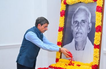 Thiru.R.N.Ravi, Hon'ble Governor of Tamil Nadu, paid floral tributes to Omandur Ramaswamy Reddiyar on his birth anniversary at Raj Bhavan, Chennai - 01.02.2025.