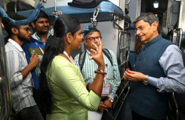 Thiru. R.N.Ravi, Hon’ble Governor of Tamil Nadu, interacted with students delegates and flagged off the first train of “Kashi Tamil Sangamam 3.0” at Puratchi Thalaivar Dr. M.G. Ramachandran Central Railway Station, Chennai - 13.02.2025.