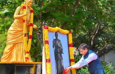 Thiru.R.N.Ravi, Hon'ble Governor of Tamil Nadu, paid floral tributes to the portrait of Avvaiyar at Avvaiyar statue on the occasion of International Women's Day at Raj Bhavan, Chennai - 08.03.2025.