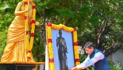 Thiru.R.N.Ravi, Hon'ble Governor of Tamil Nadu, paid floral tributes to the portrait of Avvaiyar at Avvaiyar statue on the occasion of International Women's Day at Raj Bhavan, Chennai - 08.03.2025.