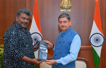 Thiru. R.Parthiban, Actor and Flim Director called on Thiru. R.N.Ravi, Hon’ble Governor of Tamil Nadu at Raj Bhavan, Chennai - 24.03.2025