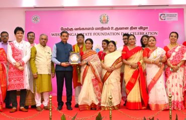 Thiru. R.N.Ravi, Hon'ble Governor of Tamil Nadu felicitated the cultural artists for their Spectacular cultural performance on the occasion of West Bengal State Foundation Day celebration, held at Raj Bhavan, Chennai - 23.06.2025.