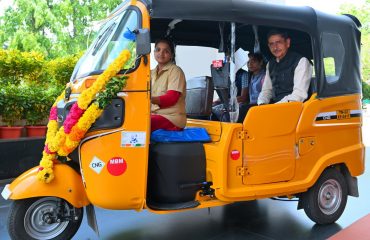 Thiru. R.N.Ravi, Hon'ble Governor of Tamil Nadu handed over the new Auto Rickshaw to Tmt. Amala, Women Auto driver who drives a rental Auto Rickshaw in Chennai to support her family and livelihood at Raj Bhavan, Chennai - 27.06.2025.