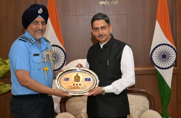 Air Marshal Tejinder Singh,AVSM,VM, Air Officer Commanding-in-Chief, Training command, called on Thiru.R.N.Ravi, Hon'ble Governor of Tamil Nadu, at Raj Bhavan, Chennai - 12.08.2025.