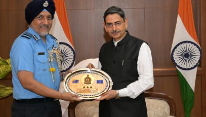 Air Marshal Tejinder Singh,AVSM,VM, Air Officer Commanding-in-Chief, Training command, called on Thiru.R.N.Ravi, Hon'ble Governor of Tamil Nadu, at Raj Bhavan, Chennai - 12.08.2025.