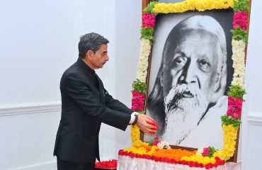 Thiru.R.N.Ravi, Hon’ble Governor of Tamil Nadu paid floral tribute to the Portrait of Shri. Aurobindo, on his 153rd birth anniversary at Raj Bhavan, Chennai on 15.08.2025. Tmt. Laxmi Ravi, First Lady of Tamil Nadu, was present.