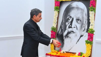 Thiru.R.N.Ravi, Hon’ble Governor of Tamil Nadu paid floral tribute to the Portrait of Shri. Aurobindo, on his 153rd birth anniversary at Raj Bhavan, Chennai on 15.08.2025. Tmt. Laxmi Ravi, First Lady of Tamil Nadu, was present.