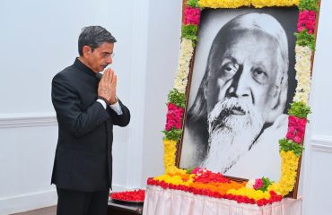 Thiru.R.N.Ravi, Hon’ble Governor of Tamil Nadu paid floral tribute to the Portrait of Shri. Aurobindo, on his 153rd birth anniversary at Raj Bhavan, Chennai on 15.08.2025. Tmt. Laxmi Ravi, First Lady of Tamil Nadu, was present.