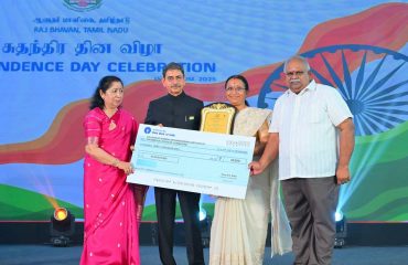 Thiru. R. N. Ravi, Hon’ble Governor of Tamil Nadu, Tmt. Laxmi Ravi, First Lady of Tamil Nadu, presented award to the winners of ‘International Day of Yoga 2025' during Independence Day 2025 “At Home” Reception held at Raj Bhavan, Chennai - 15.08.2025.