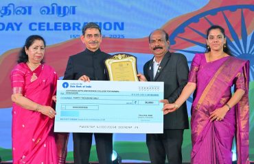Thiru. R. N. Ravi, Hon’ble Governor of Tamil Nadu, Tmt. Laxmi Ravi, First Lady of Tamil Nadu, presented award to the winners of ‘International Day of Yoga 2025' during Independence Day 2025 “At Home” Reception held at Raj Bhavan, Chennai - 15.08.2025.