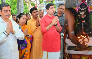 On the auspicious occasion of Vinayagar Chaturthi, Governor Thiru R. N. Ravi and First Lady Tmt. Laxmi Ravi with family members joined countless devotees for a soulful darshan of Lord Vinayagar at Arulmigu Sri Varasakthi Vinayagar Temple, Nesapakkam, Chennai - 27.08.2025. Governor Ravi prayed for the happiness and well-being of the brothers and sisters of Tamil Nadu and for the prosperity of Bharat.
