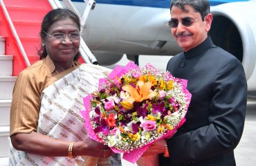 Thiru. R.N.Ravi, Hon'ble Governor of Tamil Nadu, warmly received Tmt. Droupadi Murmu, Hon'ble President of India at Chennai International Airport, Chennai - 02.09.2025.
