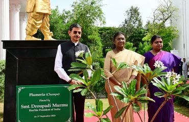 Tmt. Droupadi Murmu, Hon'ble President of India, planted Plumeria tree sapling at Raj Bhavan, Chennai on 03.09.2025. Thiru.R.N.Ravi, Hon’ble Governor of Tamil Nadu, Tmt. P. Geetha Jeevan, Hon’ble Minister for Social Welfare & Women Empowerment, Government of Tamil Nadu were present.