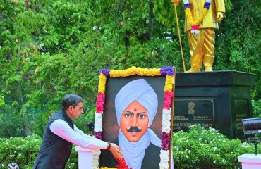 Thiru.R.N.Ravi, Hon’ble Governor of Tamil Nadu, paid floral tribute to Mahakavi Subramaniya Bharathiyar on his death anniversary at Raj Bhavan, Chennai - 11.09.2025. Non-Tamil students from Gauhati University, Assam pursuing Tamil language studies sponsored by Raj Bhavan, Tamil Nadu also joined Hon'ble Governor in floral tributes to Mahakavi Subramaniya Bharathi on his death anniversary. The students are on a week-long 'Tamil Nadu Darshan' programme organized by Raj Bhavan to promote the Tamil language and culture.