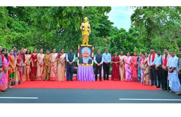 Thiru.R.N.Ravi, Hon’ble Governor of Tamil Nadu, paid floral tribute to Mahakavi Subramaniya Bharathiyar on his death anniversary at Raj Bhavan, Chennai - 11.09.2025. Non-Tamil students from Gauhati University, Assam pursuing Tamil language studies sponsored by Raj Bhavan, Tamil Nadu also joined Hon'ble Governor in floral tributes to Mahakavi Subramaniya Bharathi on his death anniversary. The students are on a week-long 'Tamil Nadu Darshan' programme organized by Raj Bhavan to promote the Tamil language and culture.