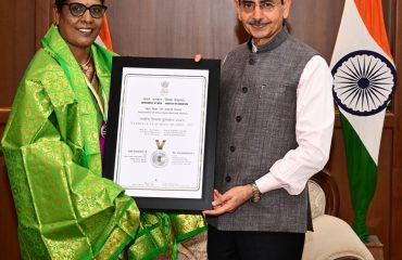 Thiru. R.N. Ravi, Hon'ble Governor of Tamil Nadu felicitated Dr. Revathy Parameswaran and Tmt. V. Vijayalakshmi, recipients of National Teachers Award for the year 2025 from Tamil Nadu, at Raj Bhavan, Chennai - 10.09.2025.