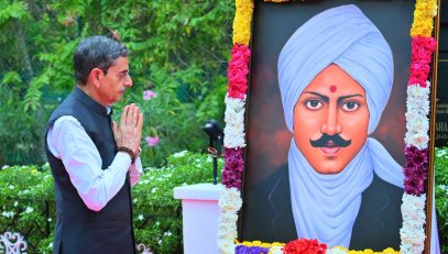 Thiru.R.N.Ravi, Hon’ble Governor of Tamil Nadu, paid floral tribute to Mahakavi Subramaniya Bharathiyar on his death anniversary at Raj Bhavan, Chennai - 11.09.2025. Non-Tamil students from Gauhati University, Assam pursuing Tamil language studies sponsored by Raj Bhavan, Tamil Nadu also joined Hon'ble Governor in floral tributes to Mahakavi Subramaniya Bharathi on his death anniversary. The students are on a week-long 'Tamil Nadu Darshan' programme organized by Raj Bhavan to promote the Tamil language and culture.