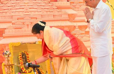 Thiru.R.N.Ravi, Hon’ble Governor of Tamil Nadu and Tmt.Laxmi Ravi, First Lady of Tamil Nadu, performed Navaratri Puja and inaugurated 10 day long Navaratri Kolu celebration at Raj Bhavan, Chennai - 22.09.2025.