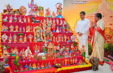 Thiru.R.N.Ravi, Hon’ble Governor of Tamil Nadu and Tmt.Laxmi Ravi, First Lady of Tamil Nadu, performed Navaratri Puja and inaugurated 10 day long Navaratri Kolu celebration at Raj Bhavan, Chennai - 22.09.2025.