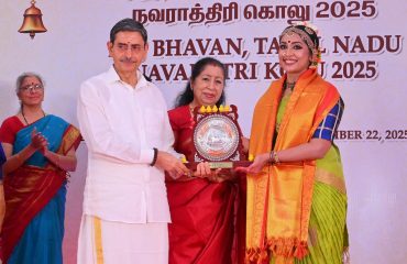 Thiru.R.N.Ravi, Hon’ble Governor of Tamil Nadu and Tmt.Laxmi Ravi, First Lady of Tamil Nadu, performed Navaratri Puja, witnessed and felicitated the Bharatanatyam performance of Tmt. Navya Nair, on the ocassion of Navaratri Kolu celebration at Raj Bhavan, Chennai on 23.09.2025. Hundreds of general public participated on the 2nd day of Navaratri Kolu festival at Raj Bhavan, Chennai.