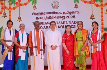 Thiru.R.N.Ravi, Hon’ble Governor of Tamil Nadu and Tmt.Laxmi Ravi, First Lady of Tamil Nadu, performed Navaratri Puja, witnessed and felicitated the Bharatanatyam performance of Tmt. Navya Nair, on the ocassion of Navaratri Kolu celebration at Raj Bhavan, Chennai on 23.09.2025. Hundreds of general public participated on the 2nd day of Navaratri Kolu festival at Raj Bhavan, Chennai.